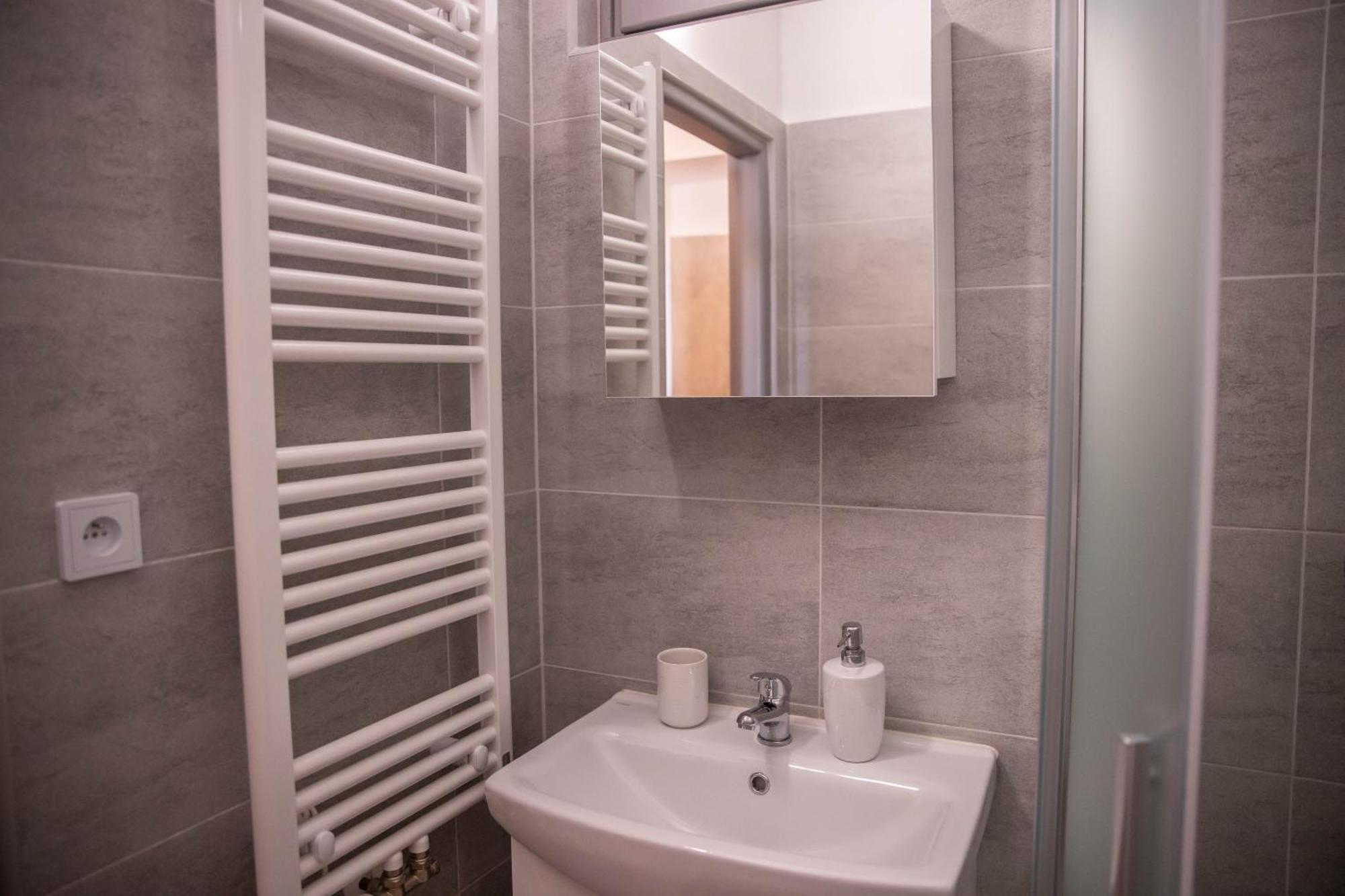Prostorny Byt V Centru U Reky, 2 Loznice, Balkon Hradec Kralove Exterior photo